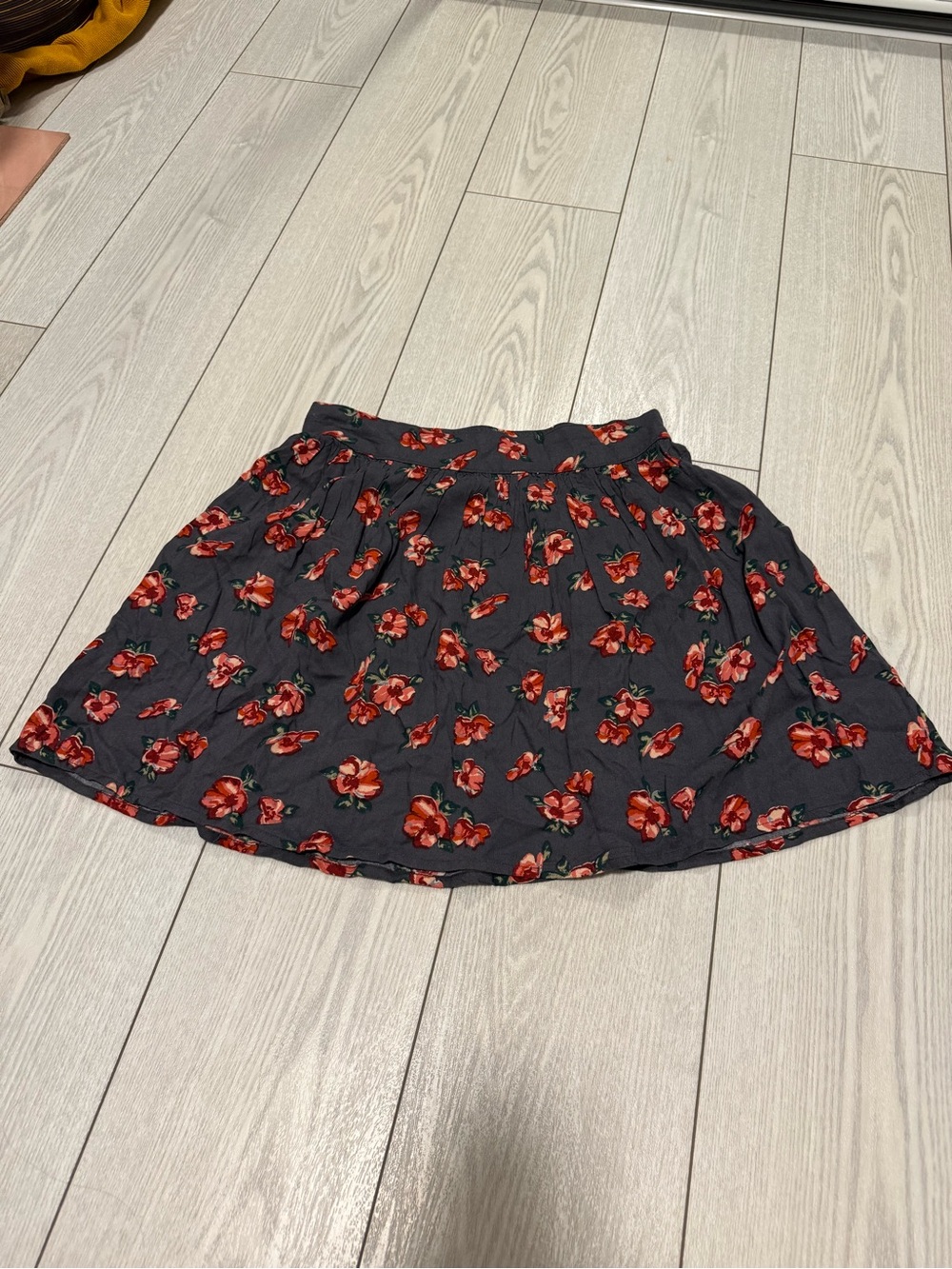 Hollister large floral mini skirt grey pink red flowy festival feminine summer